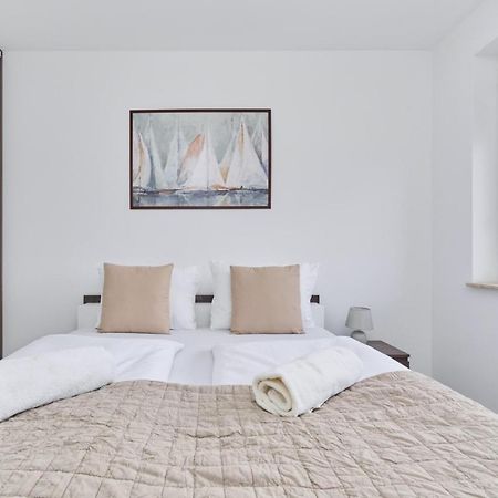 Spacious Apartment Suitable For Remote Work With Balcony & Parking By Noclegi Renters วรอตซวาฟ ภายนอก รูปภาพ