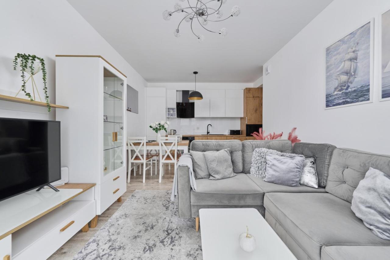Spacious Apartment Suitable For Remote Work With Balcony & Parking By Noclegi Renters วรอตซวาฟ ภายนอก รูปภาพ
